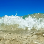 砂浜に打ち寄せる波🌊のサムネイル