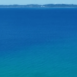 沖に向かうにつれ青く、深く染まっていく海🌊の色のサムネイル