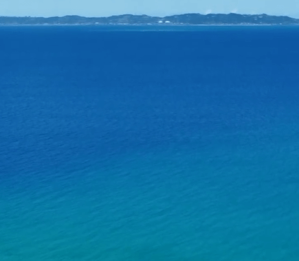 沖に向かうにつれ青く、深く染まっていく海🌊の色