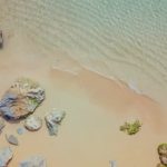 波が緩やかに砂浜に打ちつけ穏やかな時間を演出しますのサムネイル